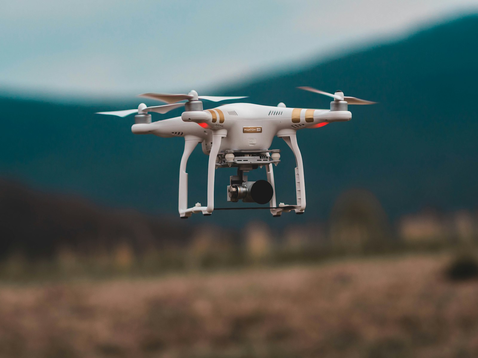 Drone survey pemetaan terbang di atas lahan