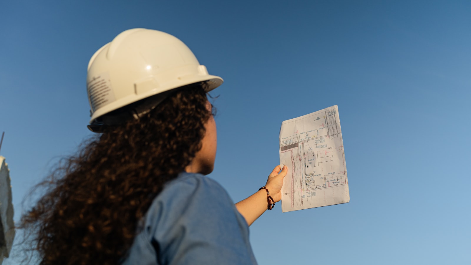 Engineer meninjau dokumen teknis perizinan tambang